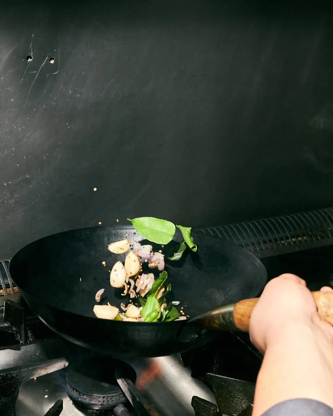 Cuisson au wok : ail, combava et flamme vive