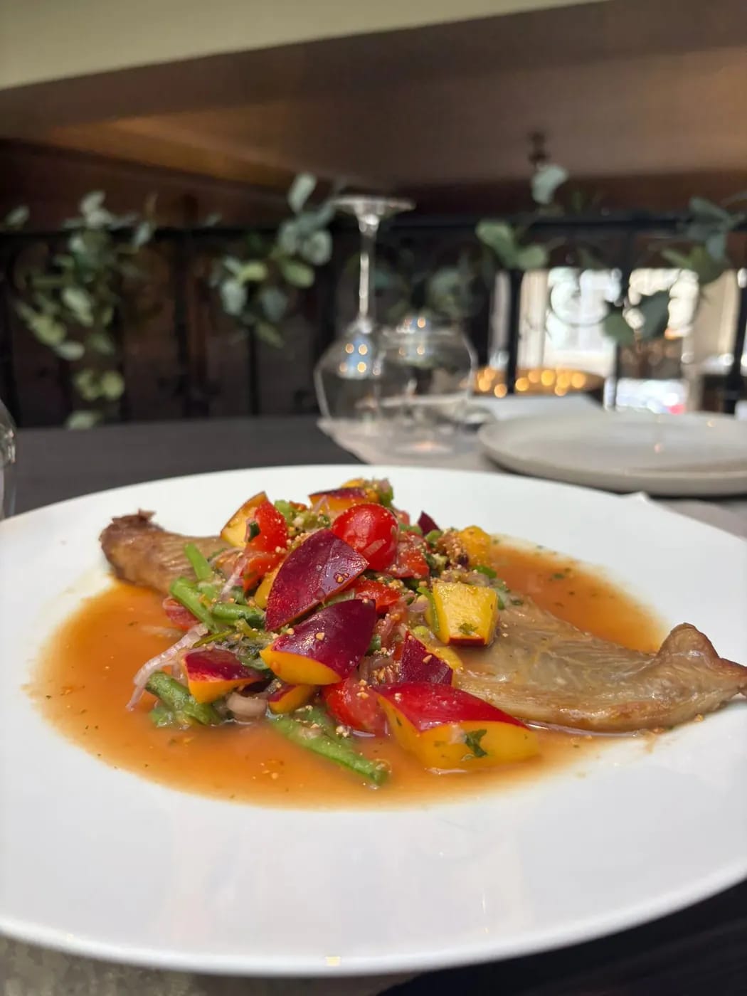 Poisson du moment, salade de fruits d'été et bouillon