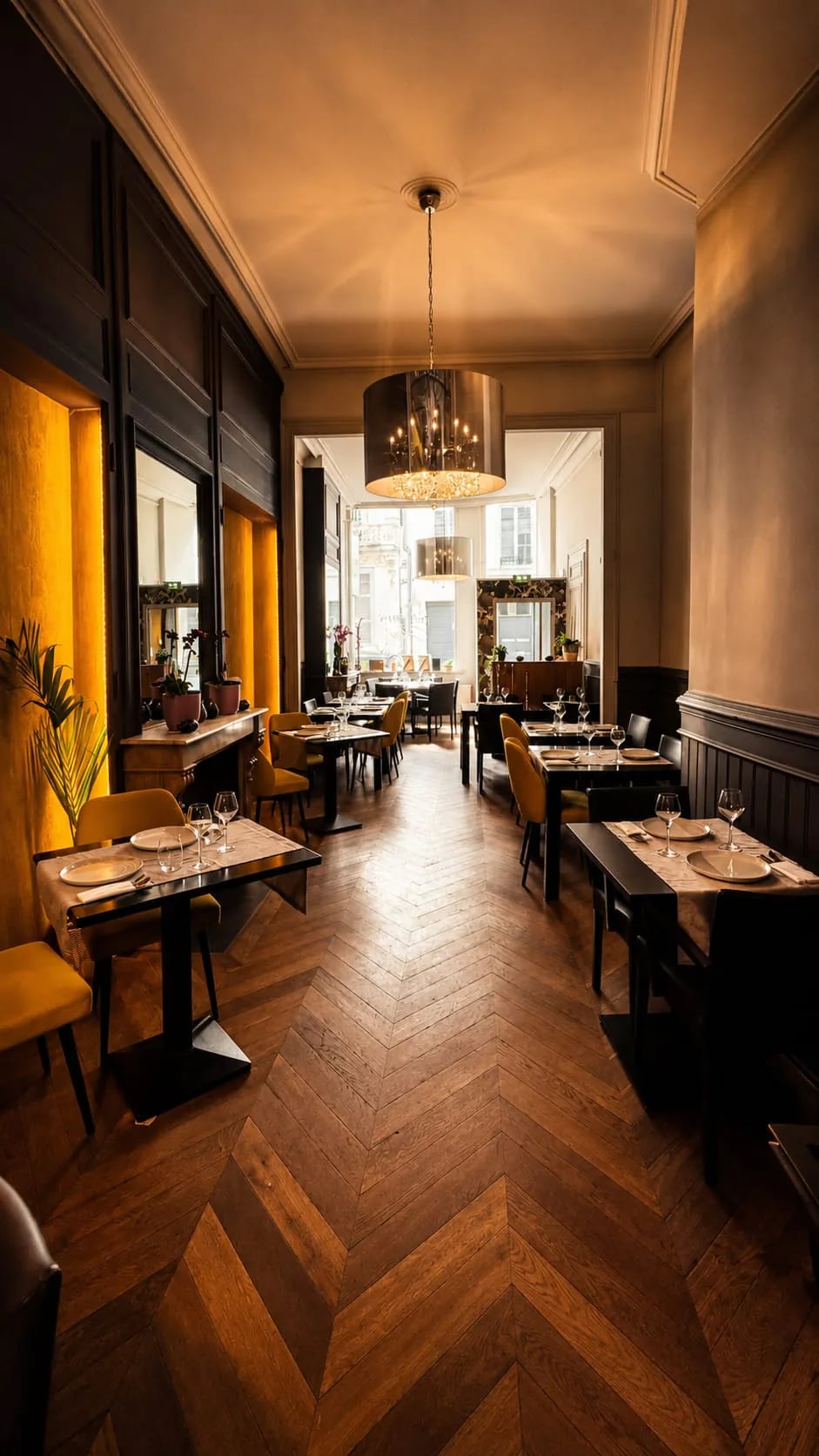 La salle d'Ô Saveurs Thaï : parquet à chevrons, lustres et lumière dorée dans le Vieux Lille